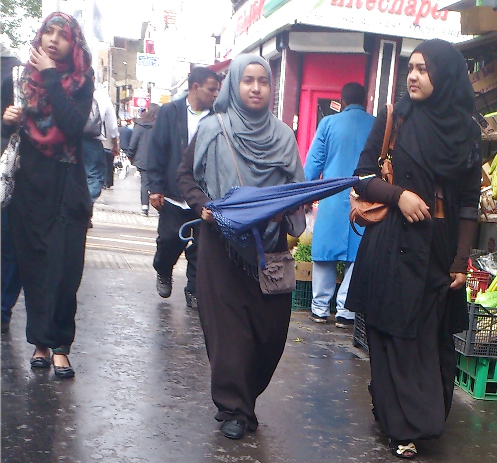 Hijabi ass in burqa and high heels