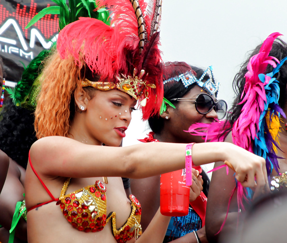 Rihanna un sacco di culo kadoomant day parade in barbados
 #7659396