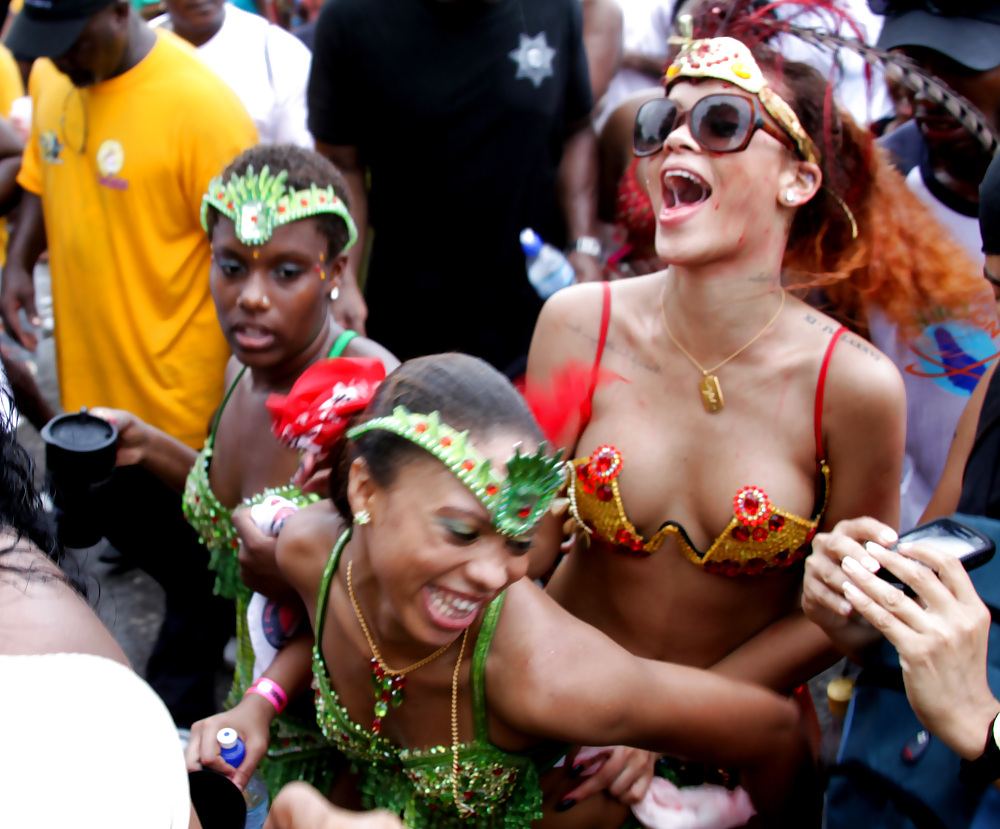 Beaucoup Rihanna De Cul Kadoomant Jour Défilé à Barbade #7659424