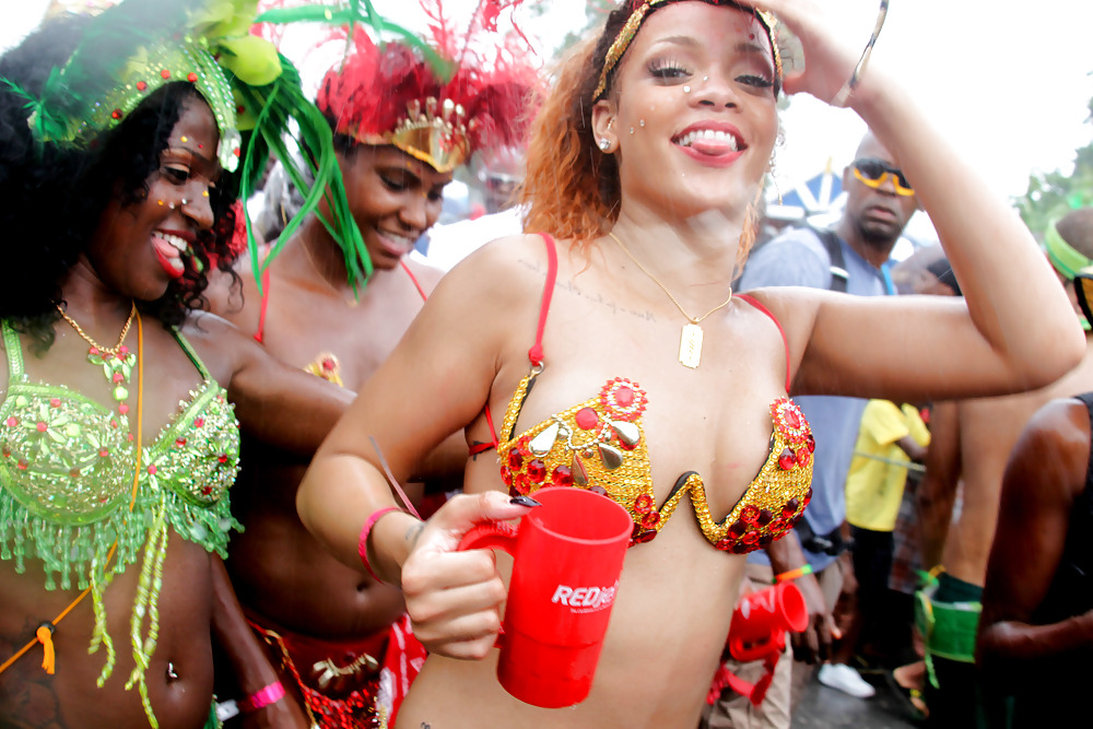 Beaucoup Rihanna De Cul Kadoomant Jour Défilé à Barbade #7659490
