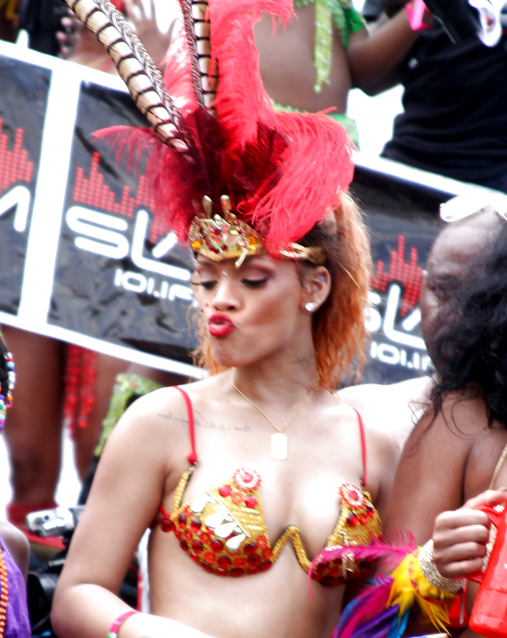 Beaucoup Rihanna De Cul Kadoomant Jour Défilé à Barbade #7659586