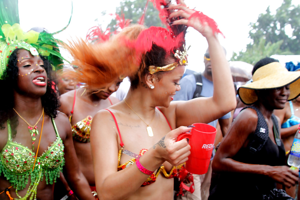 Beaucoup Rihanna De Cul Kadoomant Jour Défilé à Barbade #7659633
