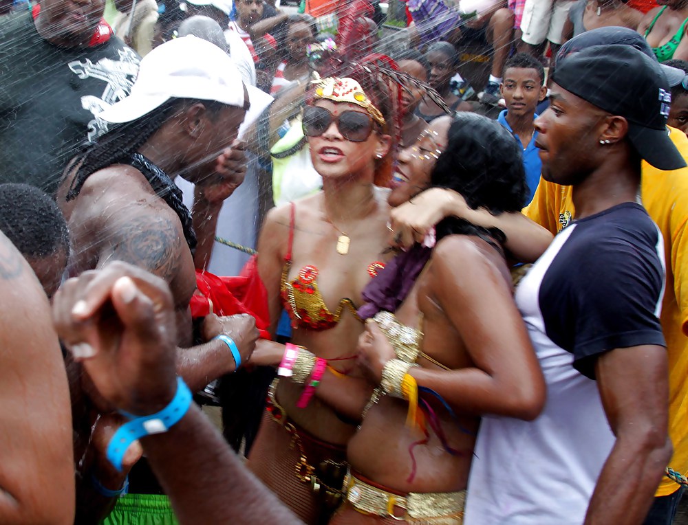 Beaucoup Rihanna De Cul Kadoomant Jour Défilé à Barbade #7659681