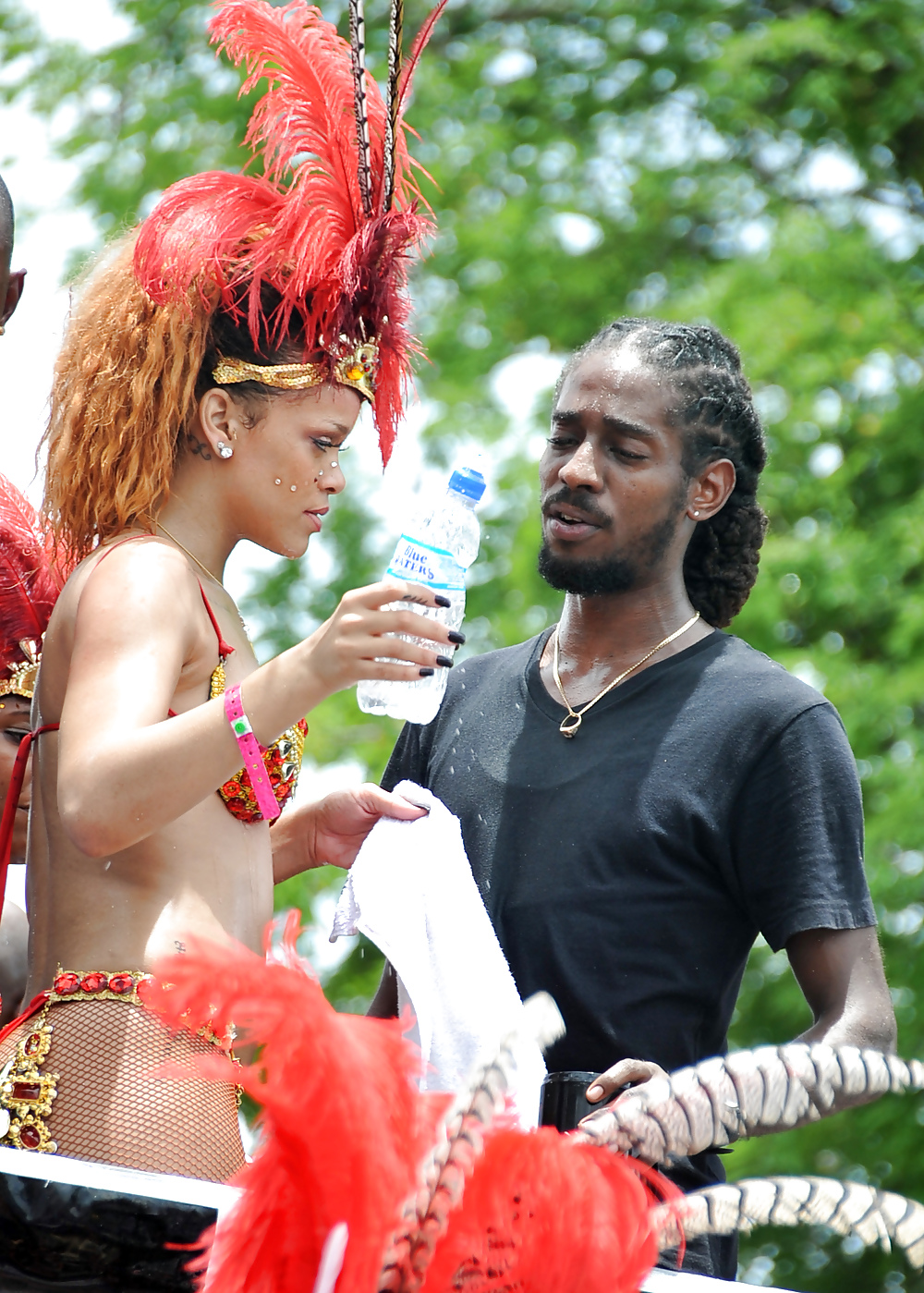 Rihanna un sacco di culo kadoomant day parade in barbados
 #7659715
