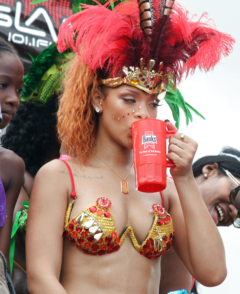 Beaucoup Rihanna De Cul Kadoomant Jour Défilé à Barbade #7659966