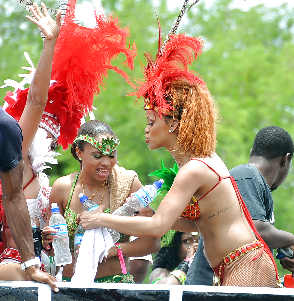Beaucoup Rihanna De Cul Kadoomant Jour Défilé à Barbade #7660036