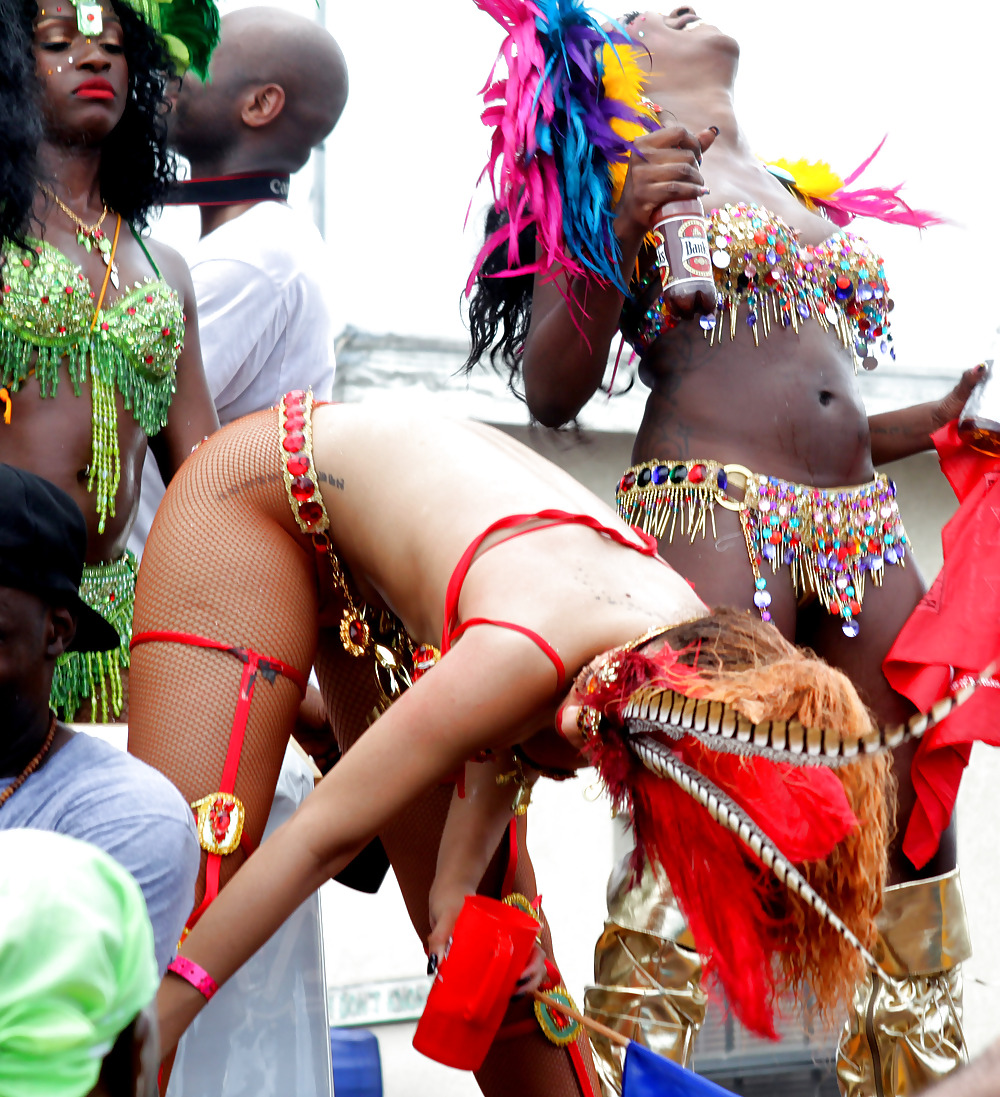 Beaucoup Rihanna De Cul Kadoomant Jour Défilé à Barbade #7660113
