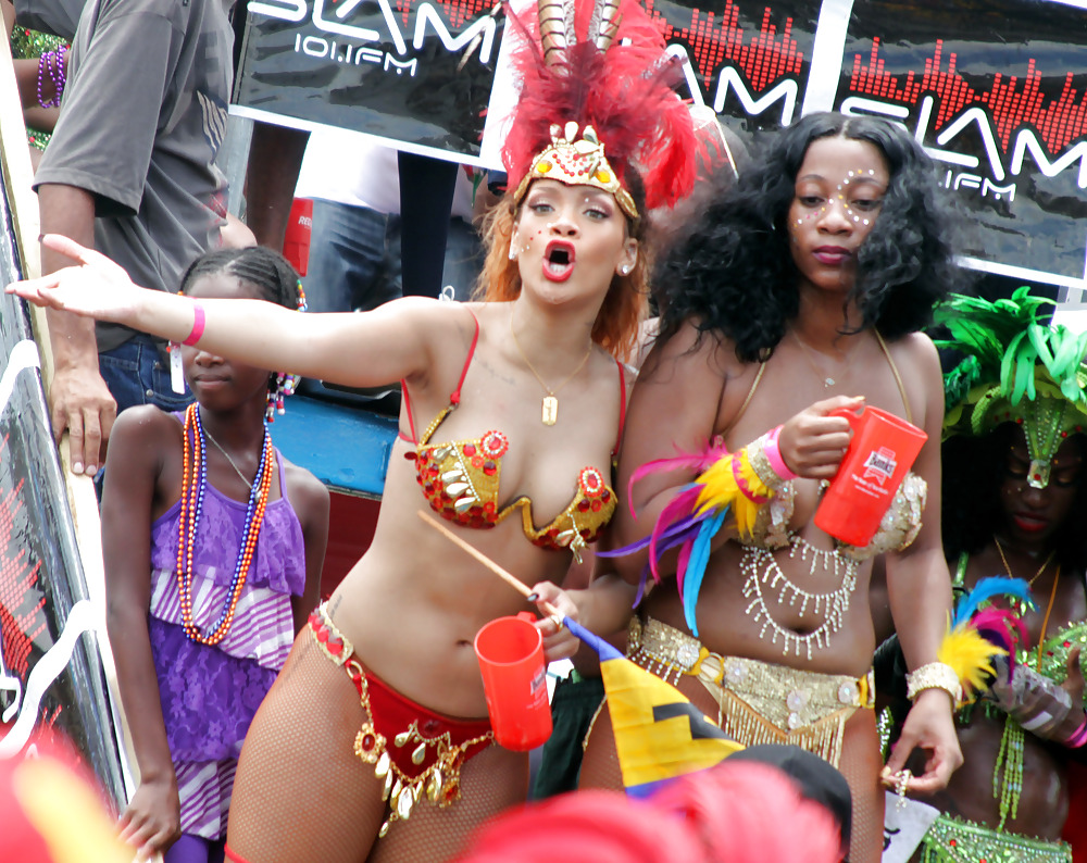 Rihanna Viele Kadoomant Tag Parade Ass In Barbados #7660322