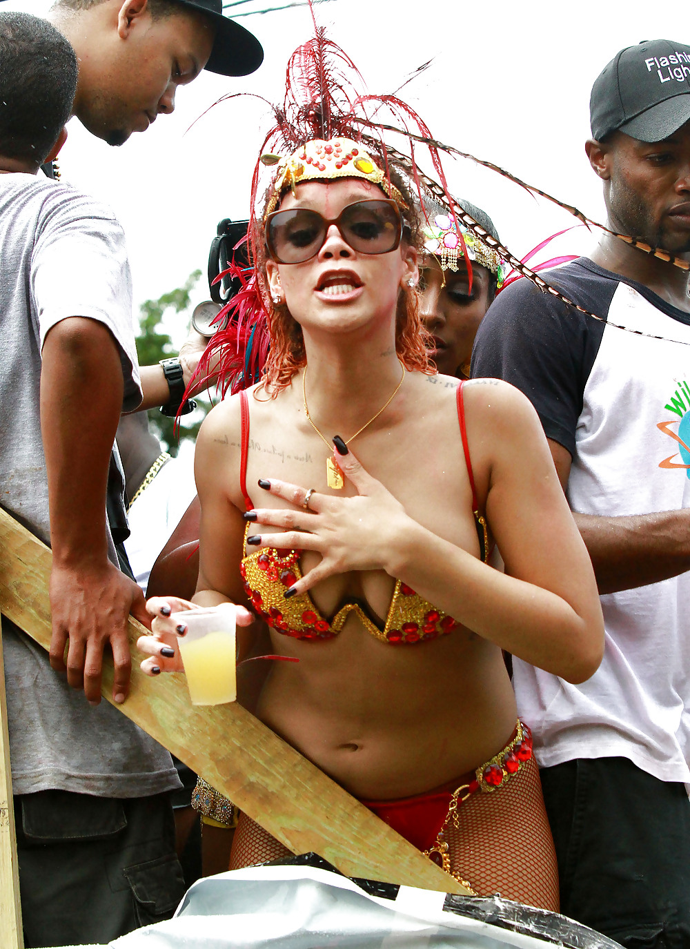 Beaucoup Rihanna De Cul Kadoomant Jour Défilé à Barbade #7660533