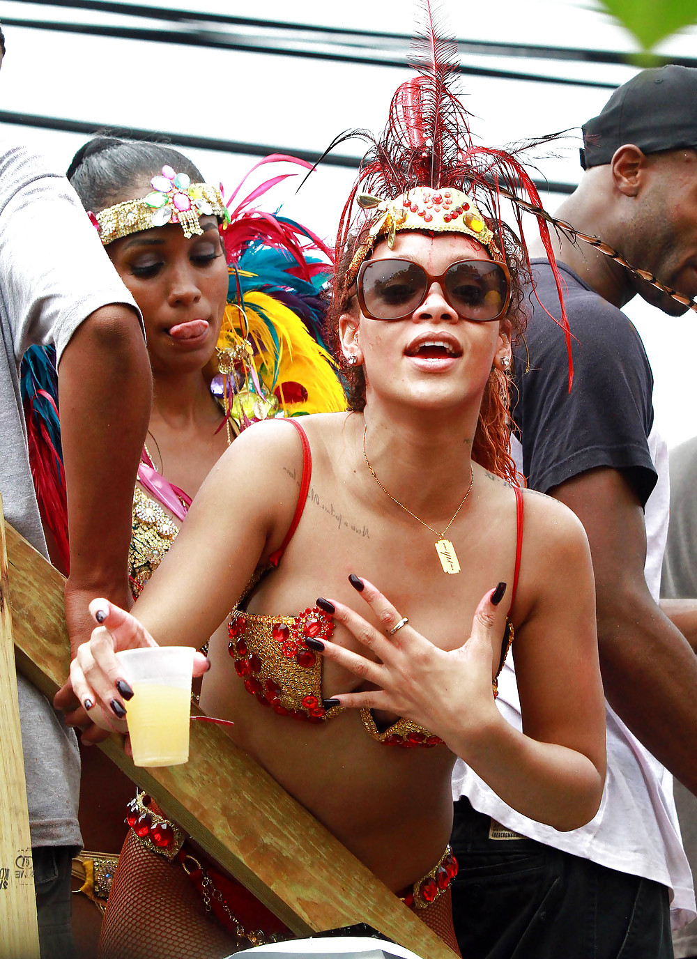 Rihanna un sacco di culo kadoomant day parade in barbados
 #7660566