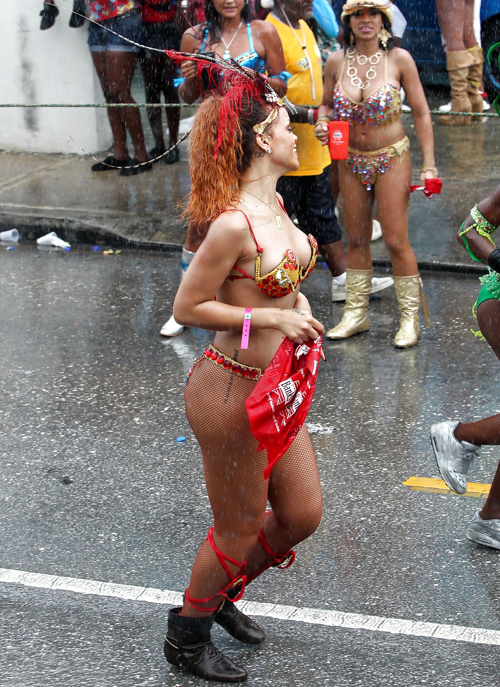 Beaucoup Rihanna De Cul Kadoomant Jour Défilé à Barbade #7660684
