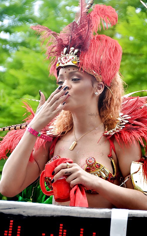 Rihanna un sacco di culo kadoomant day parade in barbados
 #7660705