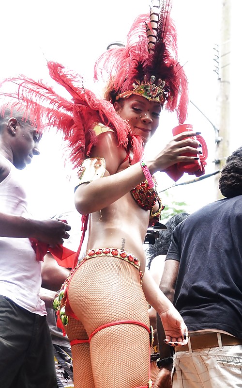 Rihanna un sacco di culo kadoomant day parade in barbados
 #7660720