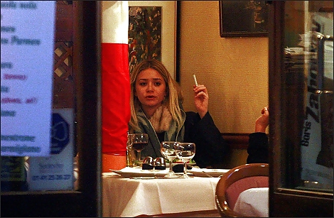 The Olsen Twins Want you to Know they Smoke. #5593933