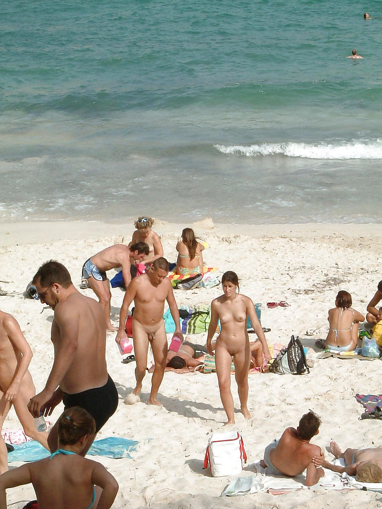 Diversión en la playa desnuda
 #2899255