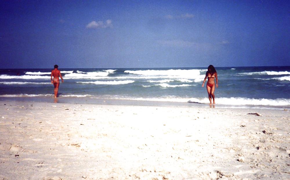 Divertimento nudo sulla spiaggia
 #2899302