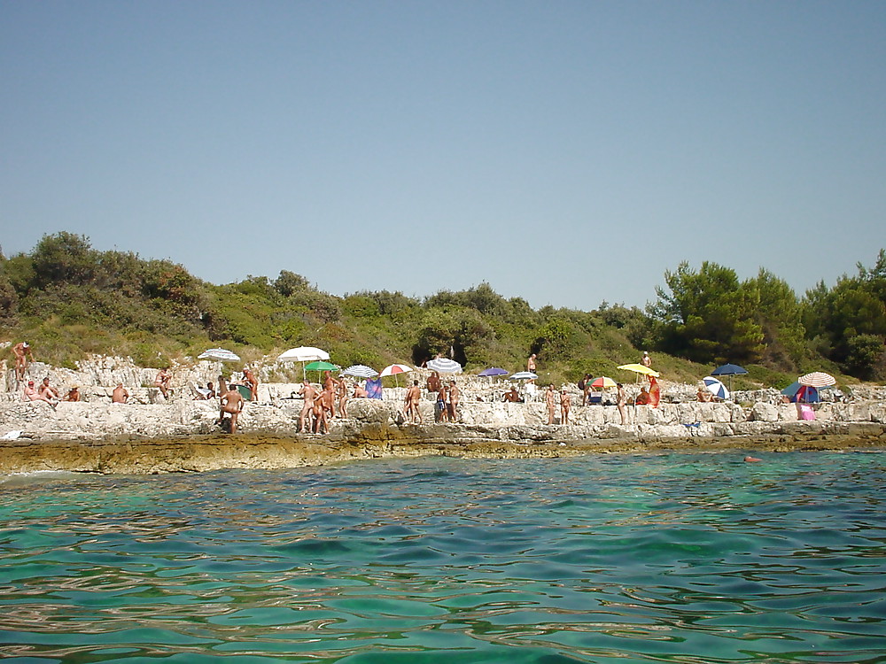 Diversión en la playa desnuda
 #2899396