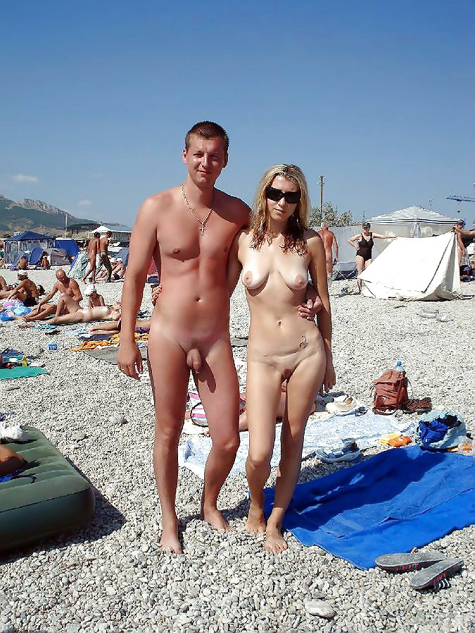 Diversión en la playa desnuda
 #2899513