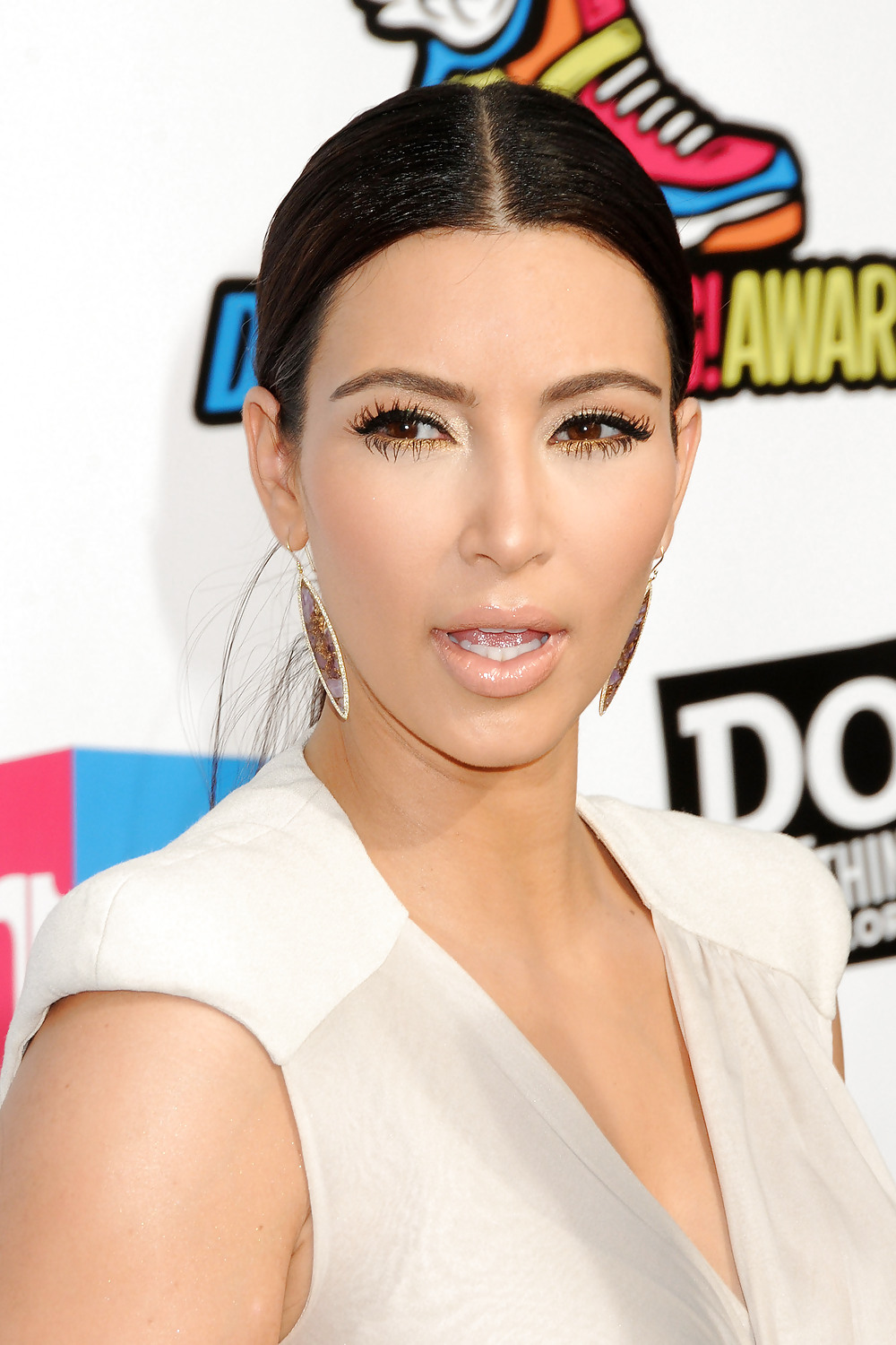 Kim Kardashian - 2011 Vh1 Etwas Tun Auszeichnungen #5195741