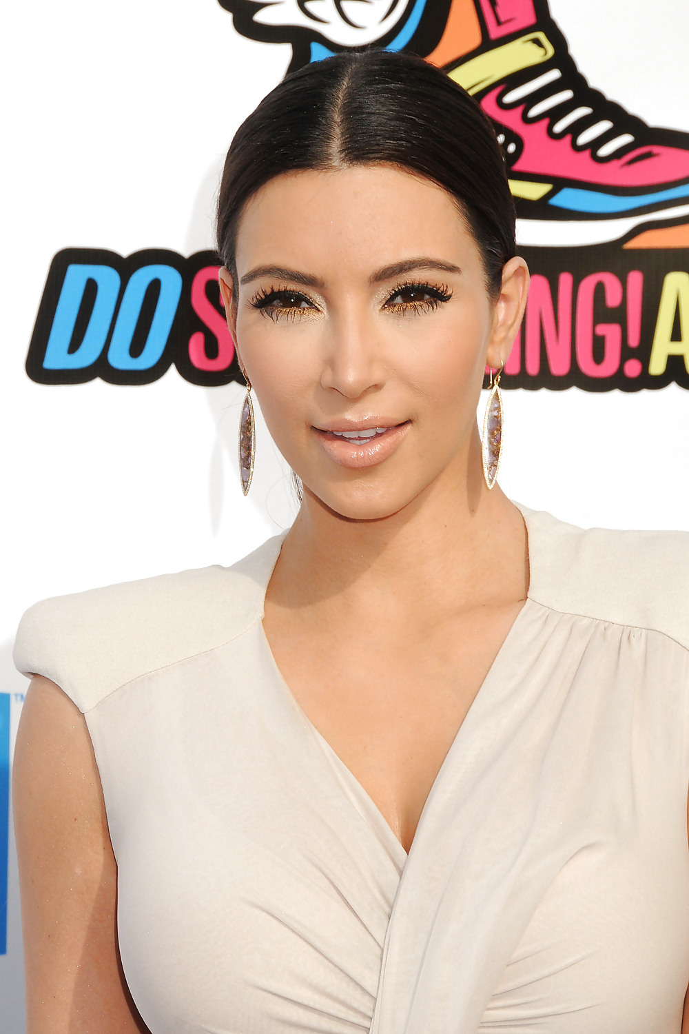 Kim Kardashian - 2011 VH1 Faire Quelque Chose Récompenses #5196081