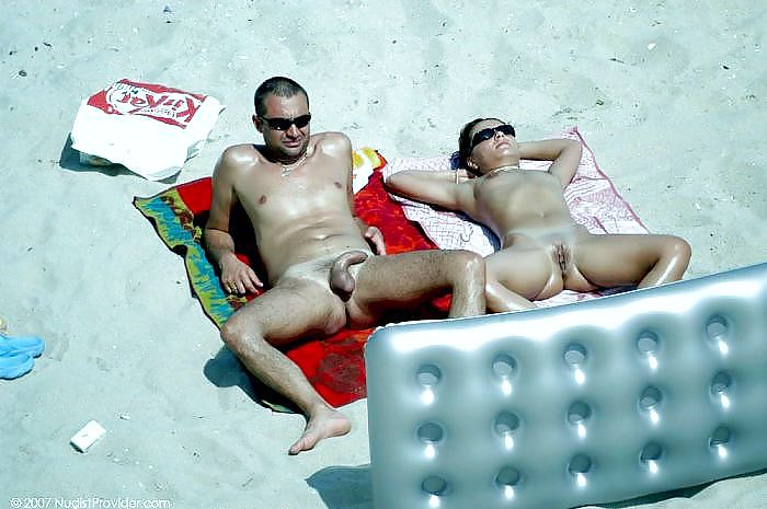 Todo desnudo en la playa
 #11113975