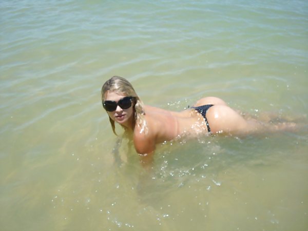 Frau Erfreut Sich Am Strand In Pernambuco Jotha Hele- #17506252