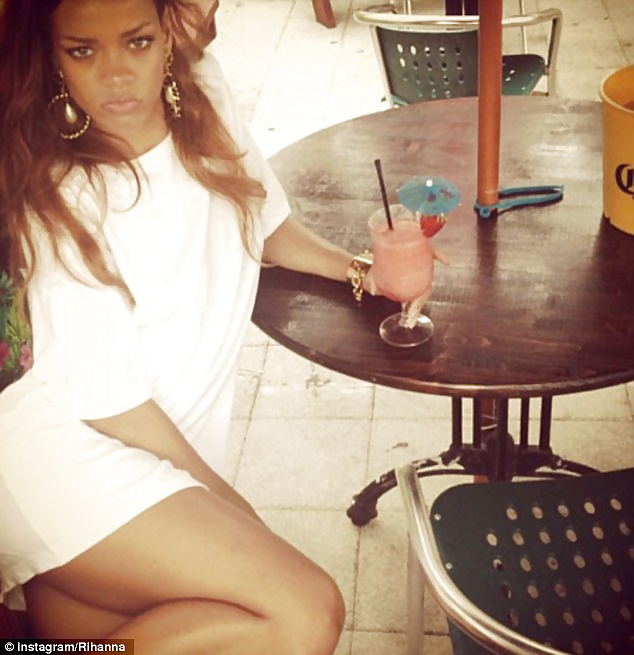 Rihanna high in hawaii 
 #6906592