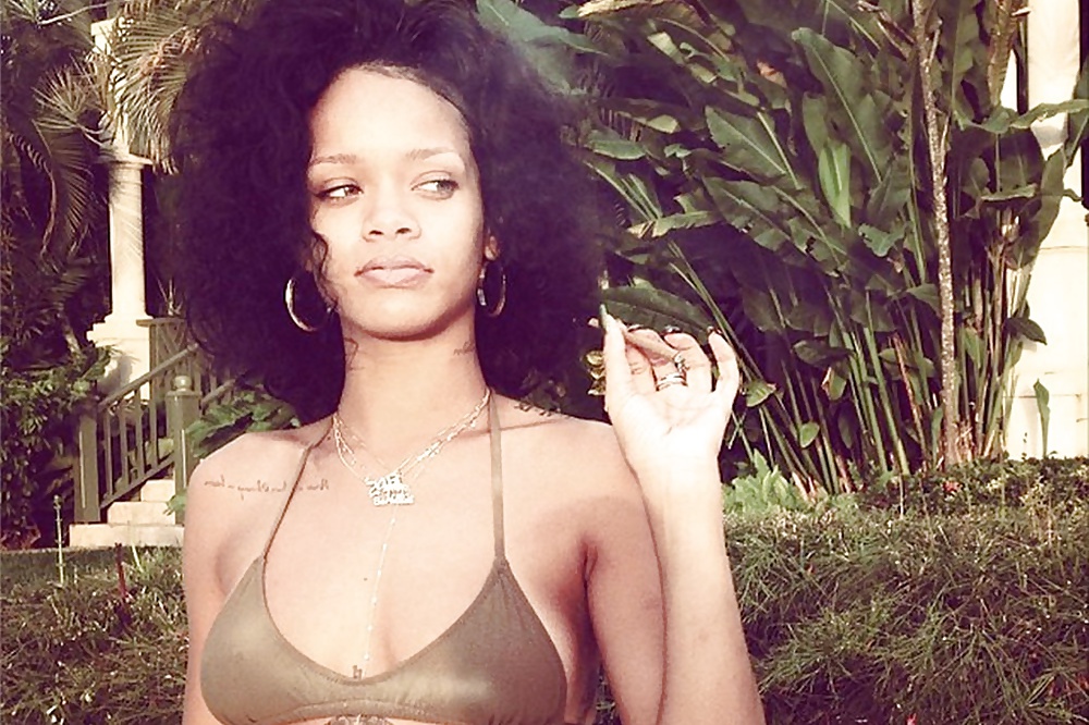 Rihanna high in hawaii 
 #6906668