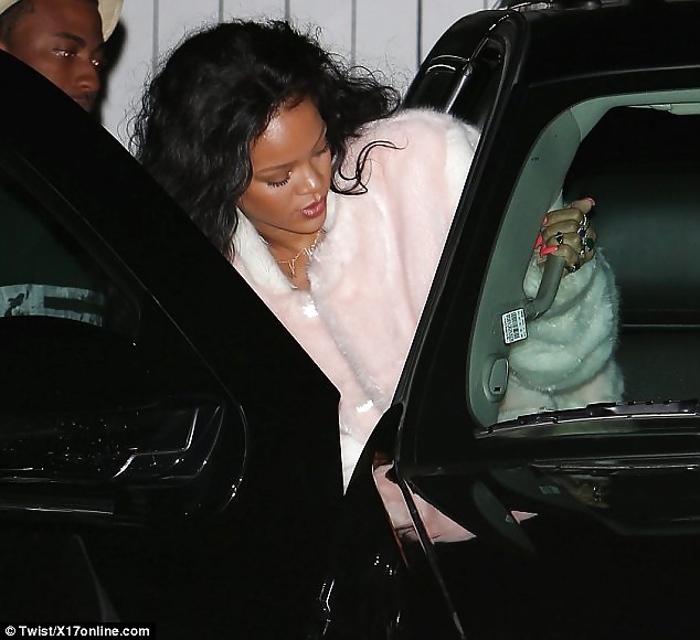 Rihanna high in hawaii 
 #6906752