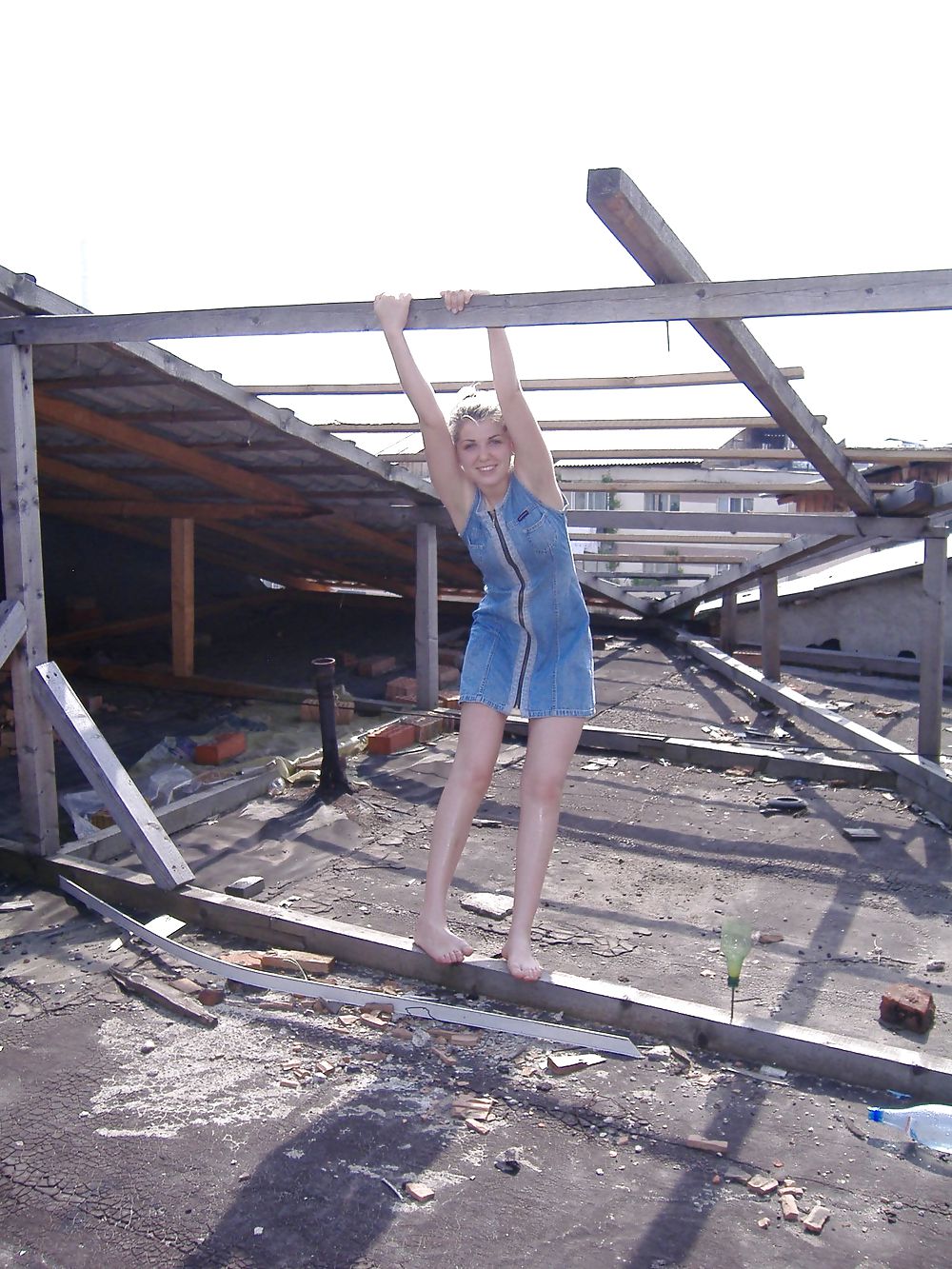 La mare si pe terasa blocului  #9873966