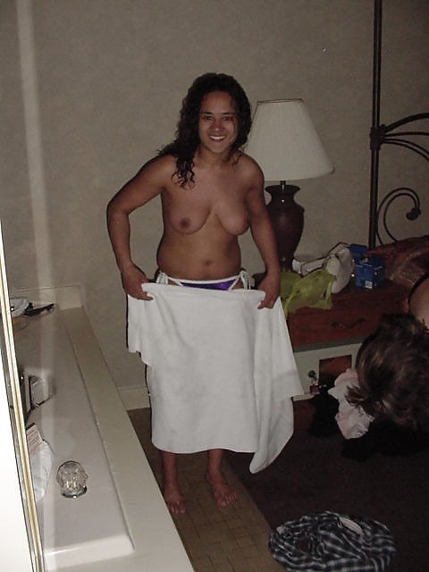 Dos chicas y un chico siendo un poco traviesos
 #11647140