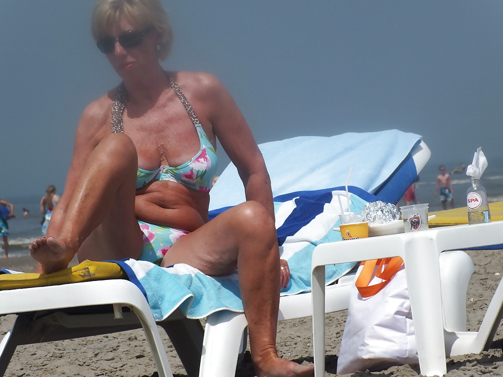 Spiaggia della nonna matura 
 #19941289