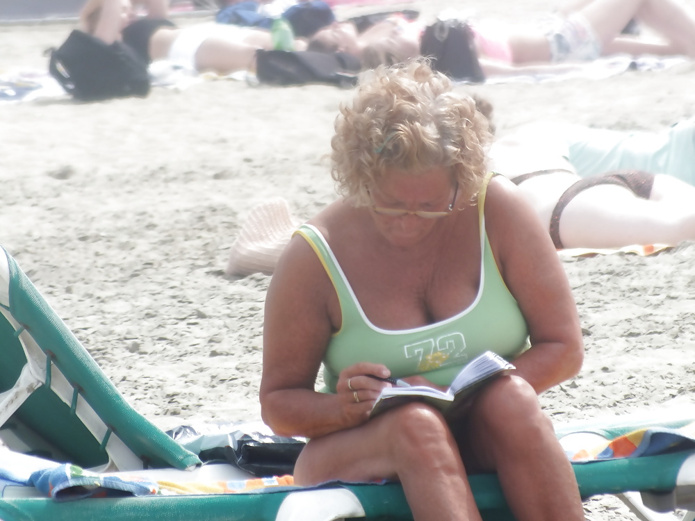 Spiaggia della nonna matura 
 #19941381