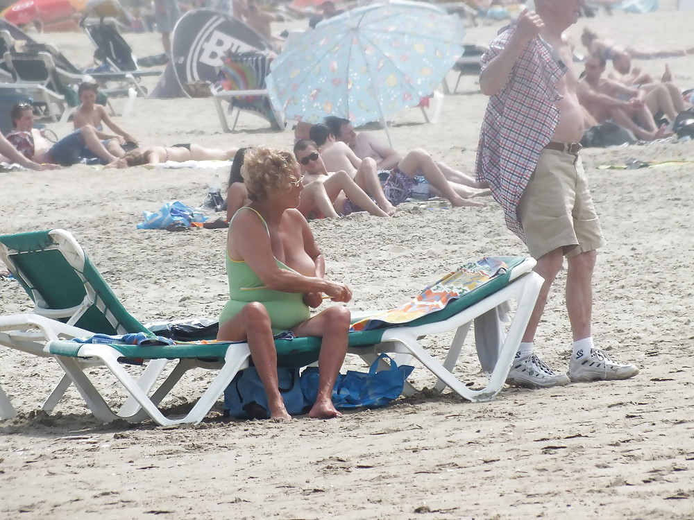 Spiaggia della nonna matura 
 #19941385