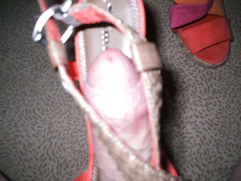 Diversión con los zapatos nuevos de mi esposa
 #13902421