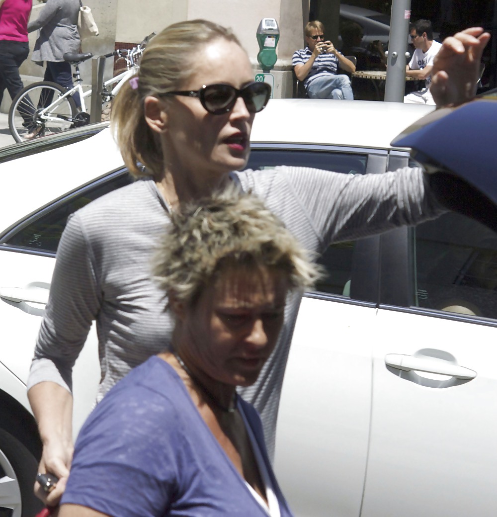 Sharon stone fuori a fare shopping senza reggiseno a beverly hills
 #3761556