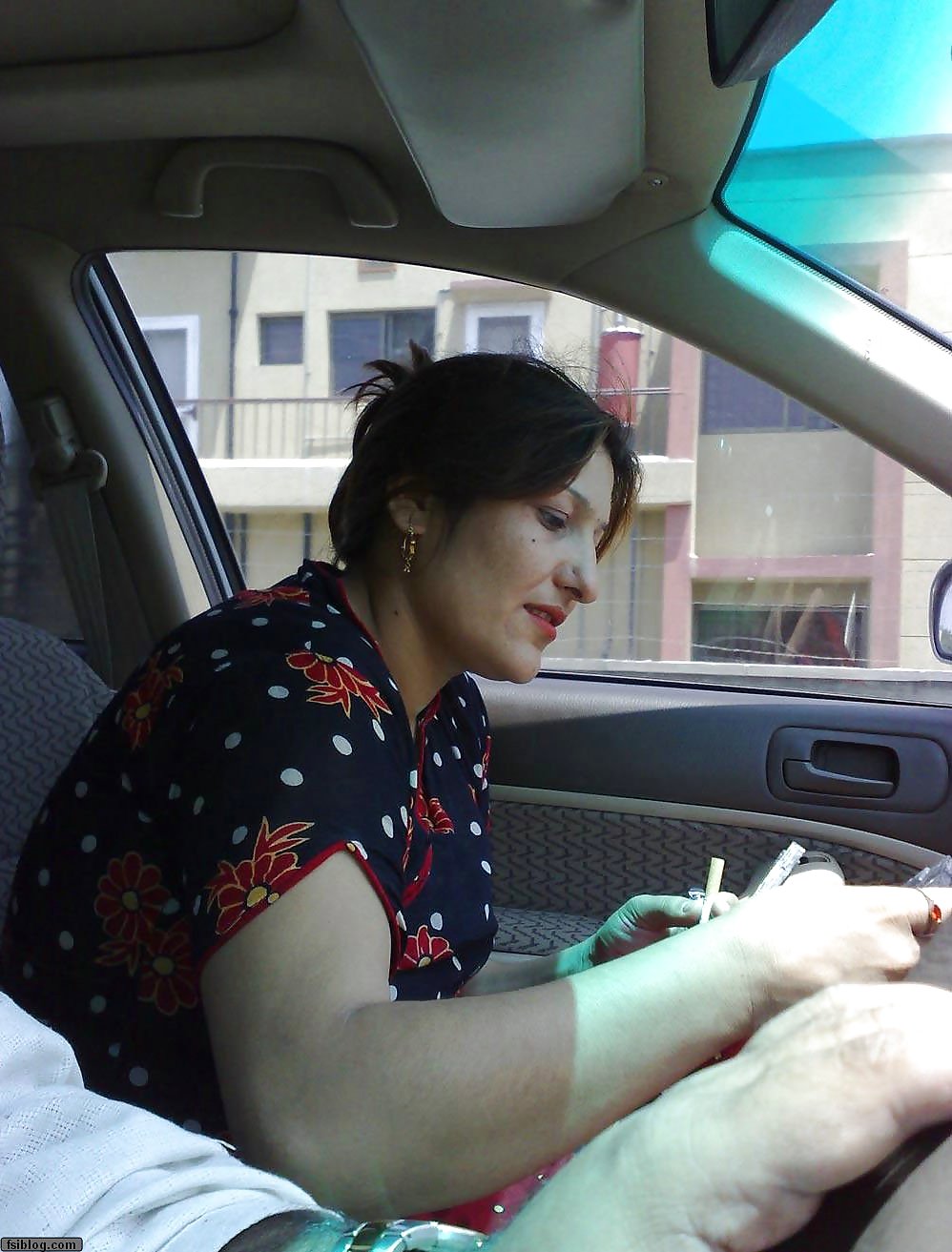 Ragazza nuda in auto
 #2009018
