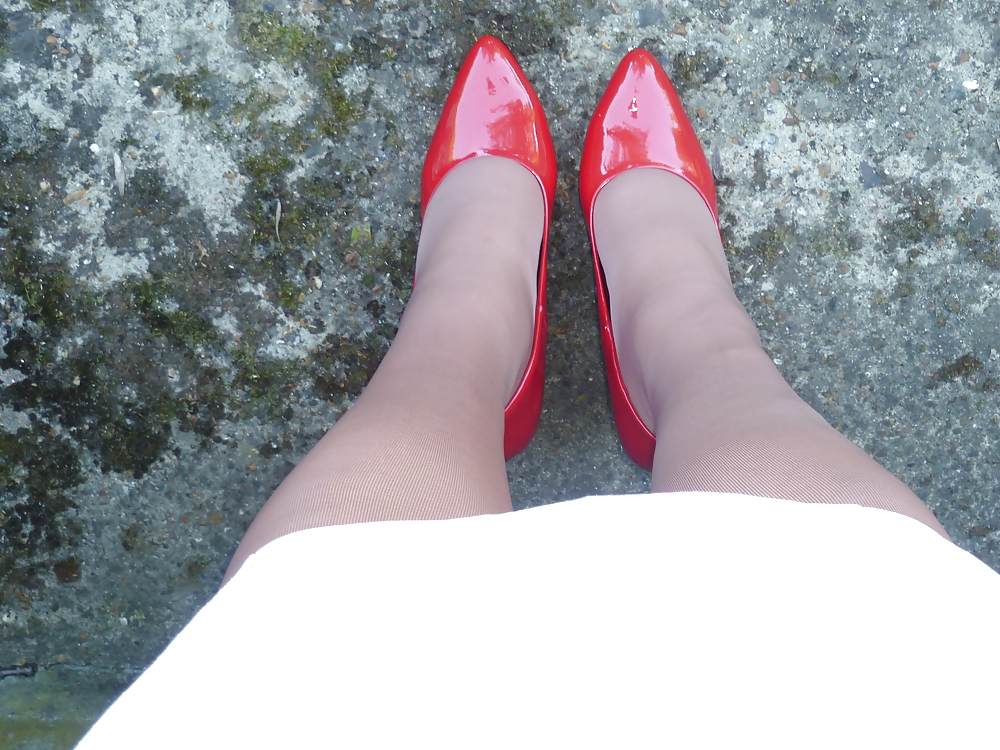 Vieux Vêtements Rouges, De Nouvelles Chaussures Rouges. #5454780