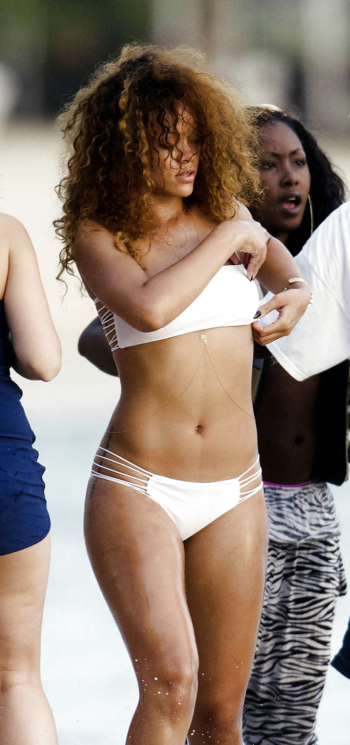 Rihanna Bikini Candids Am Strand In Barbados #4981299