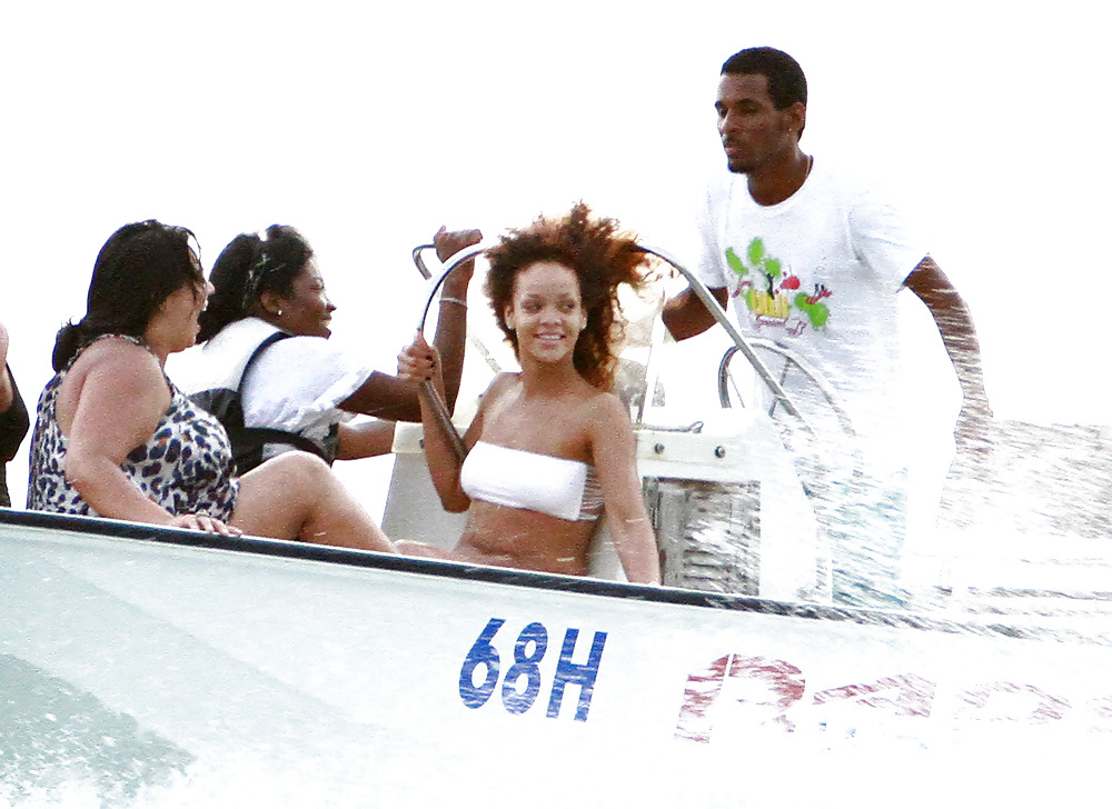 Rihanna bikini candids sulla spiaggia in barbados
 #4981358