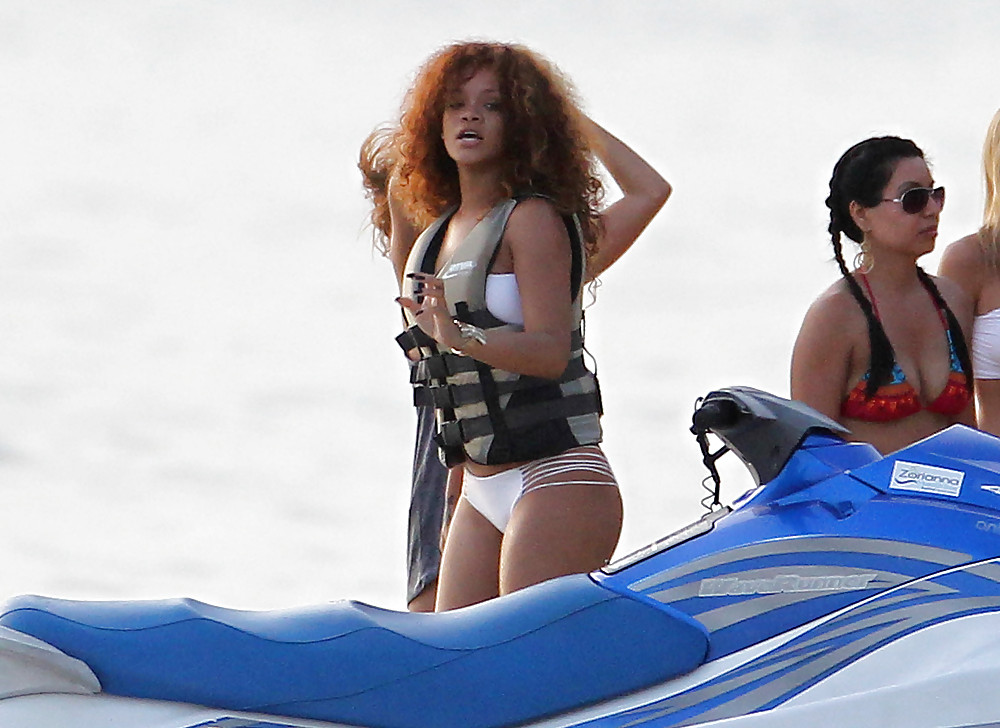 Rihanna bikini candids sulla spiaggia in barbados
 #4981766