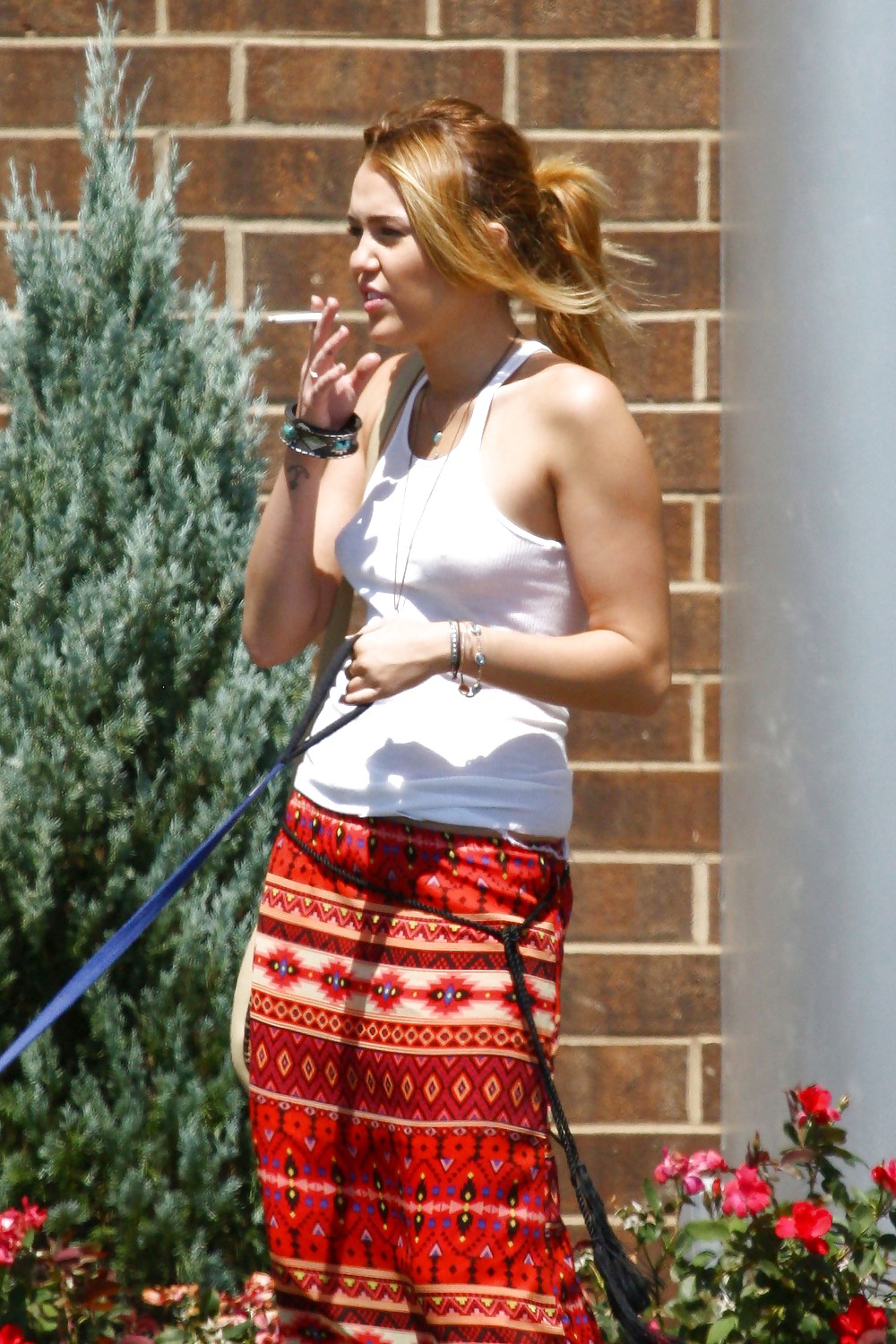 Miley cyrus braless candids in orchard lake
 #4980327
