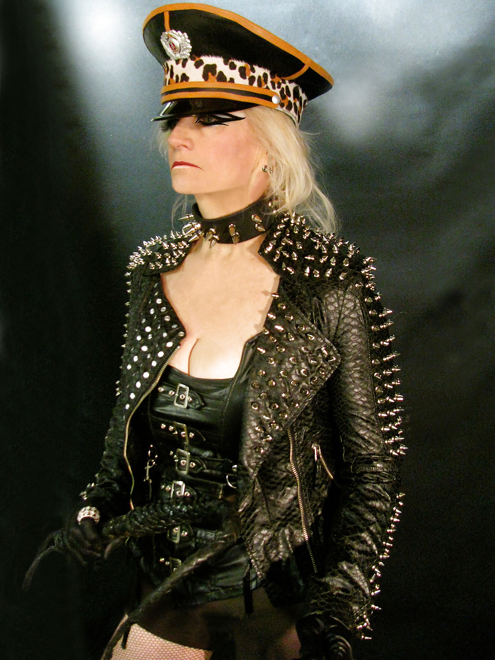GRANNY LEATHER FETISH DOMME #21192832