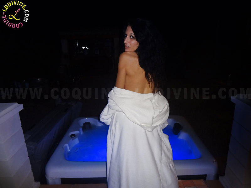 Ludivine slut fa una jacuzzi di notte
 #16415147