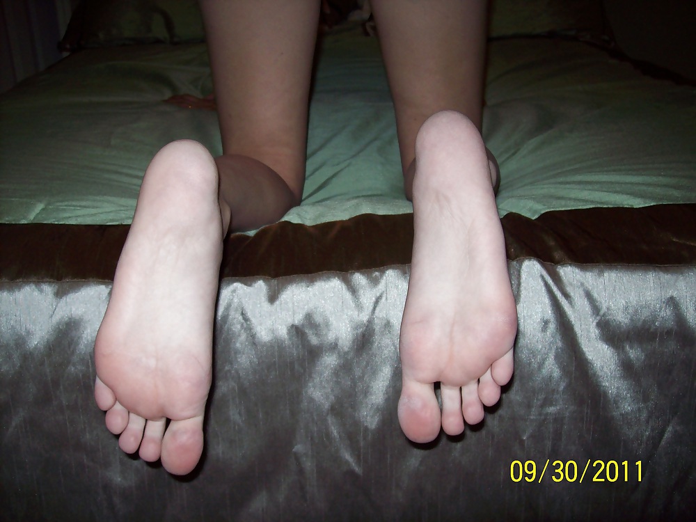 Young amateur slut wife's feet n pussy #8313361