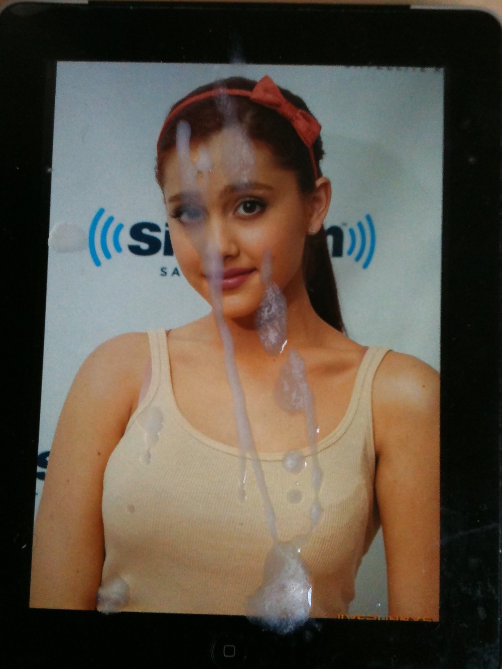 Ariana grande
 #19606340