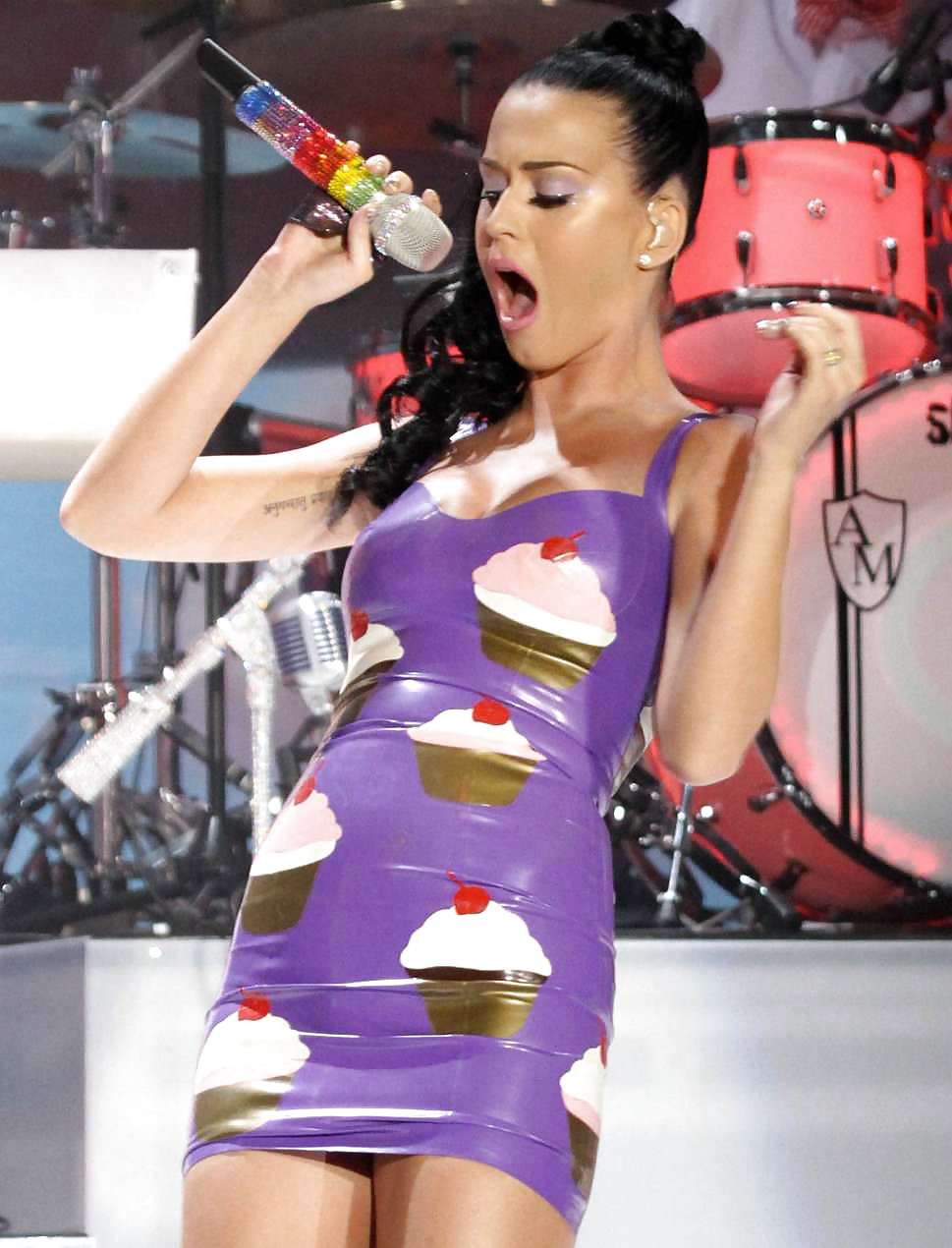 Katy Perry shows off sexy breasts & legs on the stage #10279460