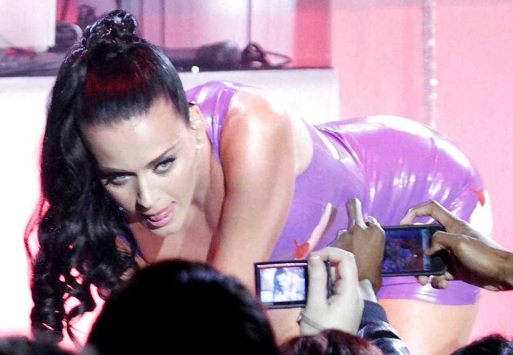 Katy Perry Zeigt Off Sexy Brüste Und Beine Auf Der Bühne #10279506