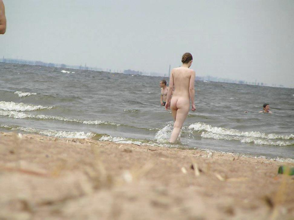 Divertimento sulla spiaggia nudista
 #2692667