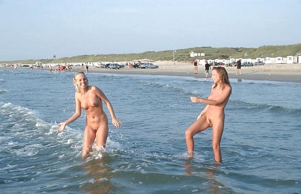 Divertimento sulla spiaggia nudista
 #2692671